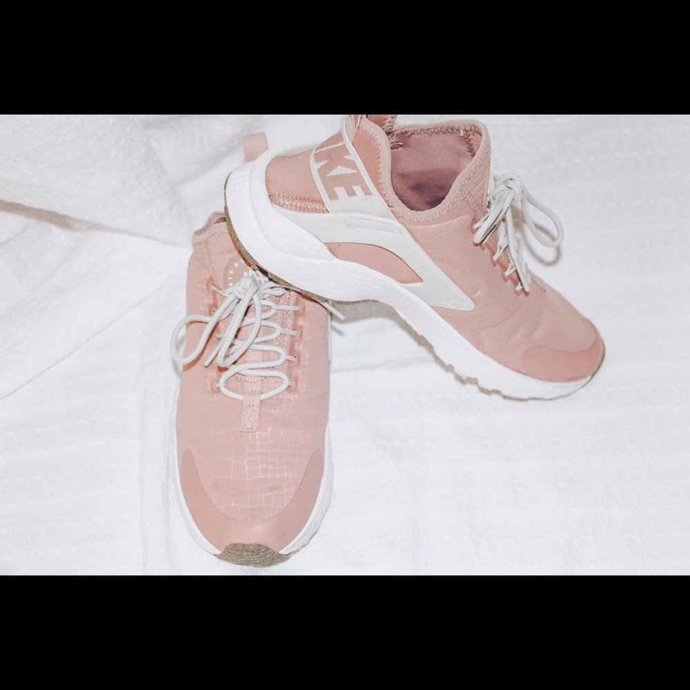 NWOT NIKE- Women’s Tennis Shoe